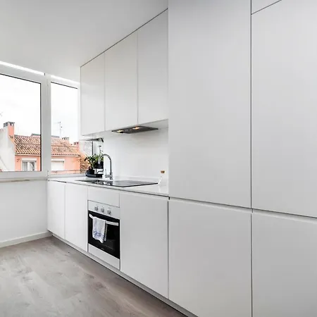 Luminous Flat With View On Rio Tejo
