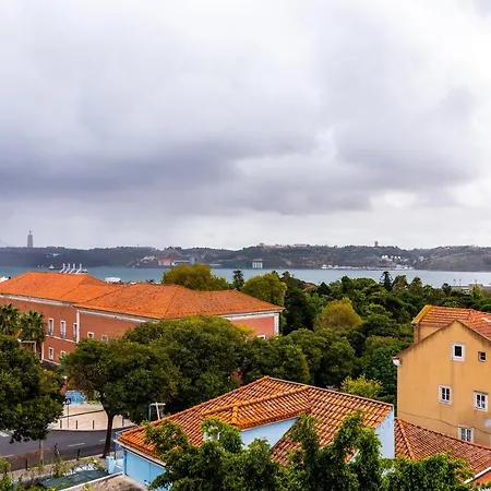 Luminous Flat With View On Rio Tejo *